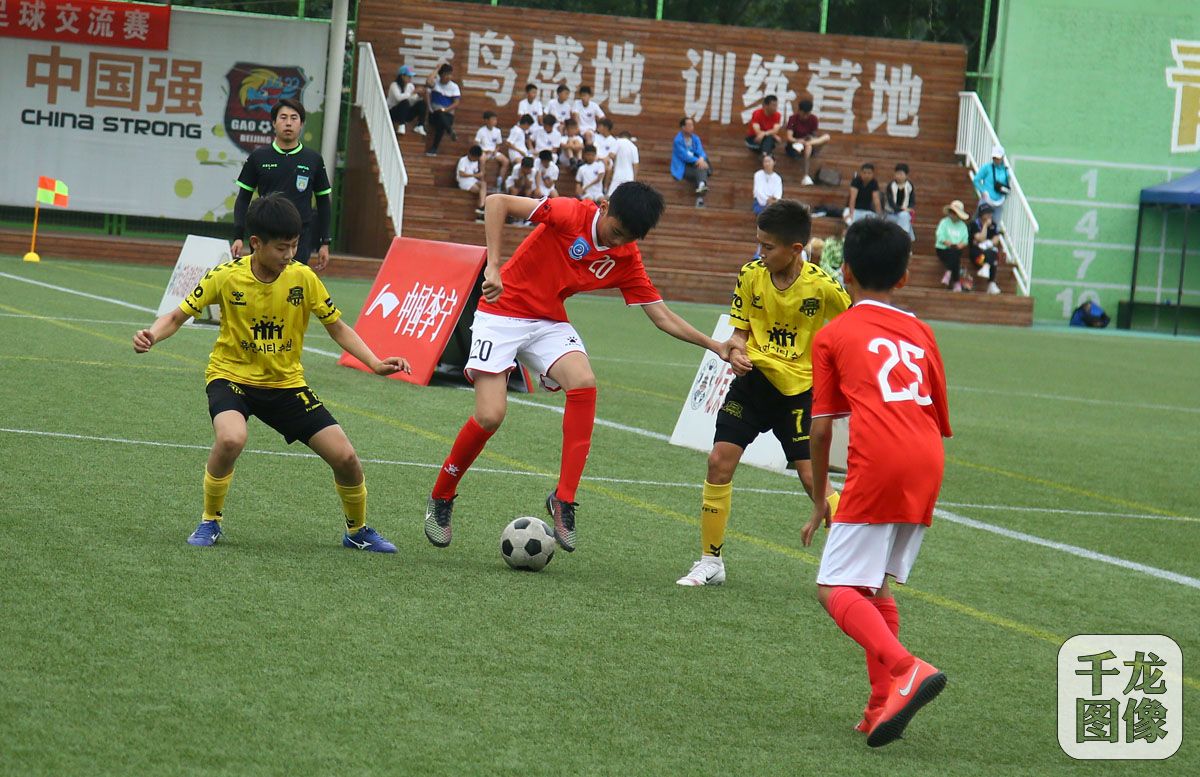 2019中韩足球少年绿茵场上过六一高鑫青训基地切磋球技比高低