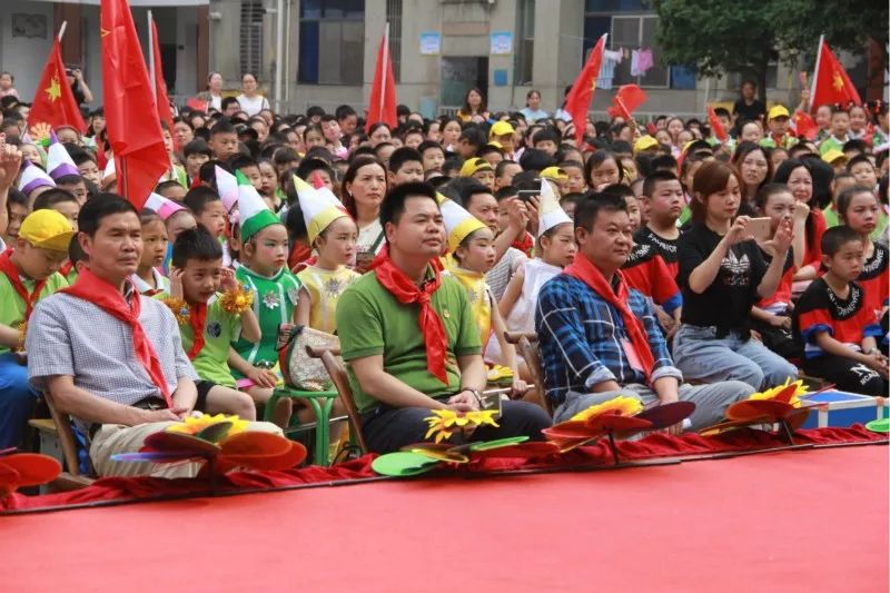 谷城县实验小学举行庆六一文艺汇演暨少先队入队仪式活动