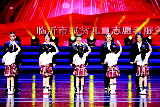 为残疾人和特困家庭撑起一片蓝天,大爱无疆为贫困孤儿撑起一片天