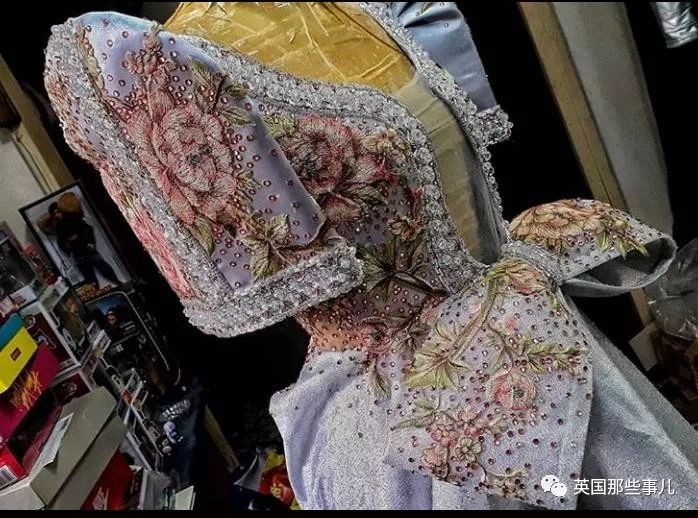 用布料给洋娃娃做衣服,手工高定时装