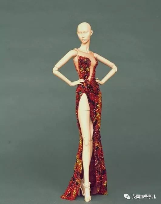 用布料给洋娃娃做衣服,手工高定时装