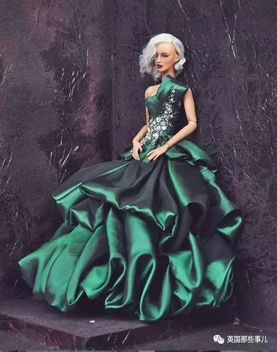 用布料给洋娃娃做衣服,手工高定时装