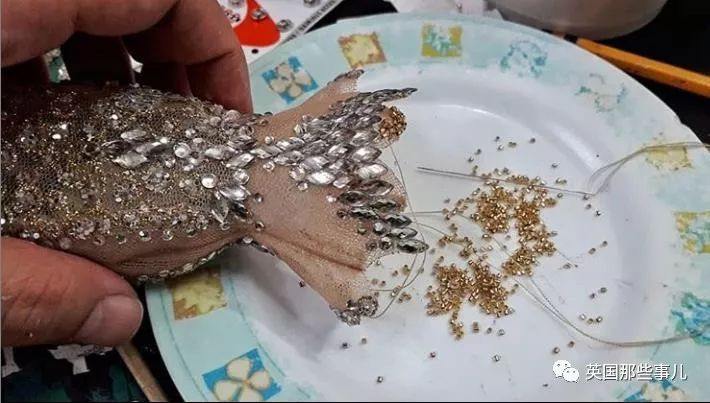 用布料给洋娃娃做衣服,手工高定时装