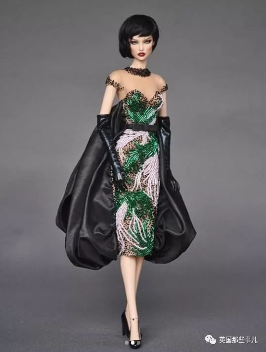 用布料给洋娃娃做衣服,手工高定时装