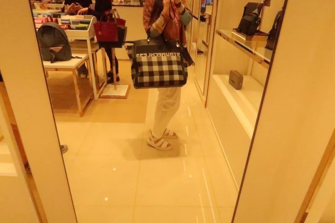 年轻姑娘霸占试衣间2小时，却只挑店里最丑的衣服试穿，还发朋友圈......