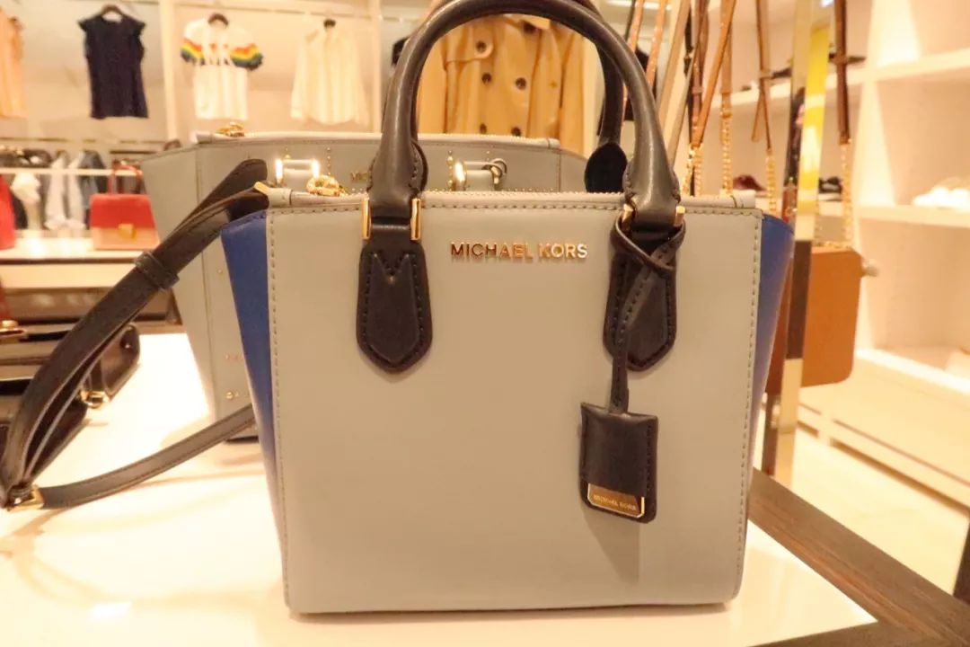 年轻姑娘霸占试衣间2小时，却只挑店里最丑的衣服试穿，还发朋友圈......