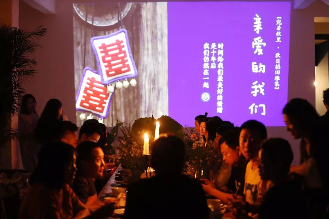 7个闺蜜在稻田里爆改了个“玻璃盒子”，只为兑现养老之约，却意外走红