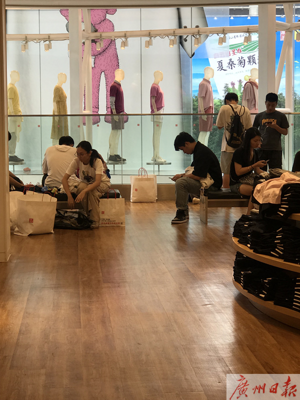 端午假期，我要不要也去抢一件UNIQLO×KAWS？