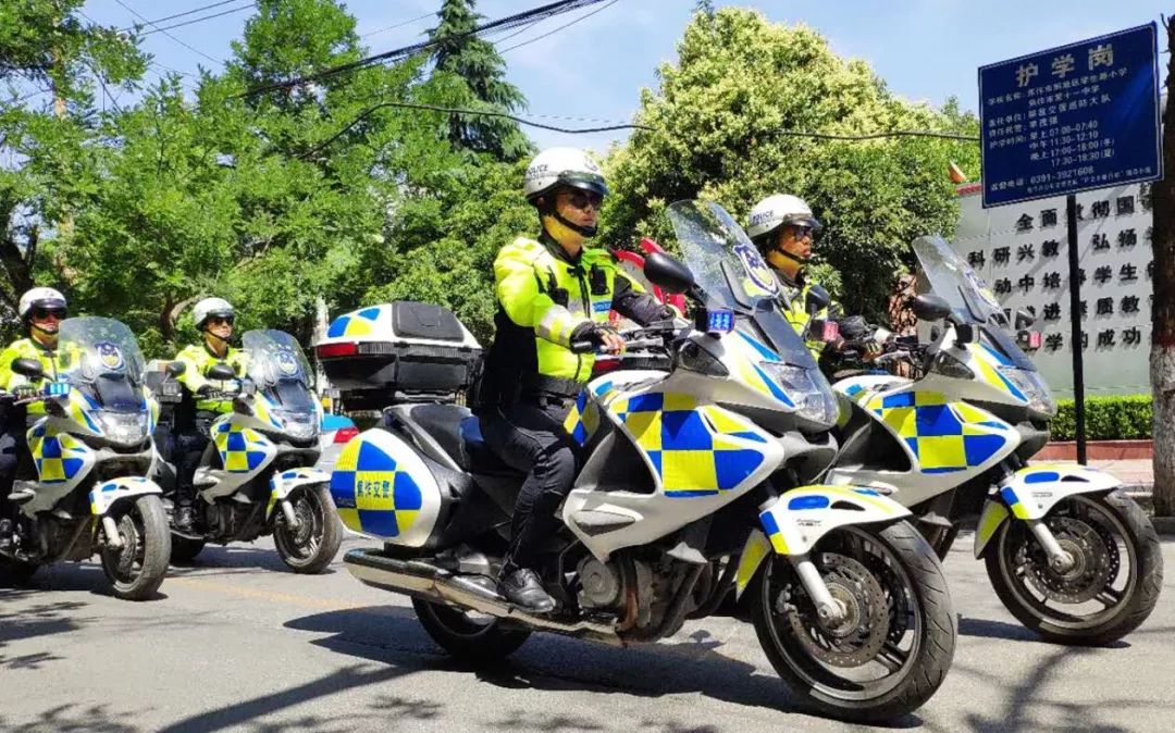 交警为高考护航送考,爱心送考高考路上交警为你护航