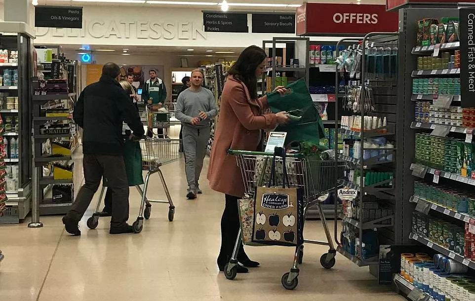 凯特王妃穿衣时髦又节俭,订外卖与自己做饭