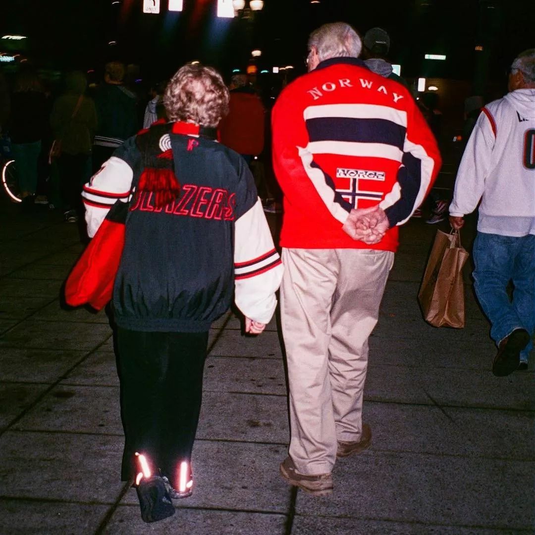 他们与买鞋欲望对抗时,资金转移、互设密码、攒钱冲Ye等招数都失败了