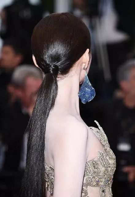 现在流行像林允一样给全身化妆，再也不愁脸太小化妆品都用不完了