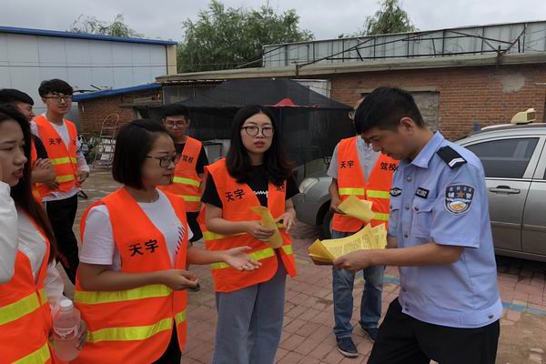 交警进驾校开展交通安全宣传,交警中队开展交通安全进校园活动