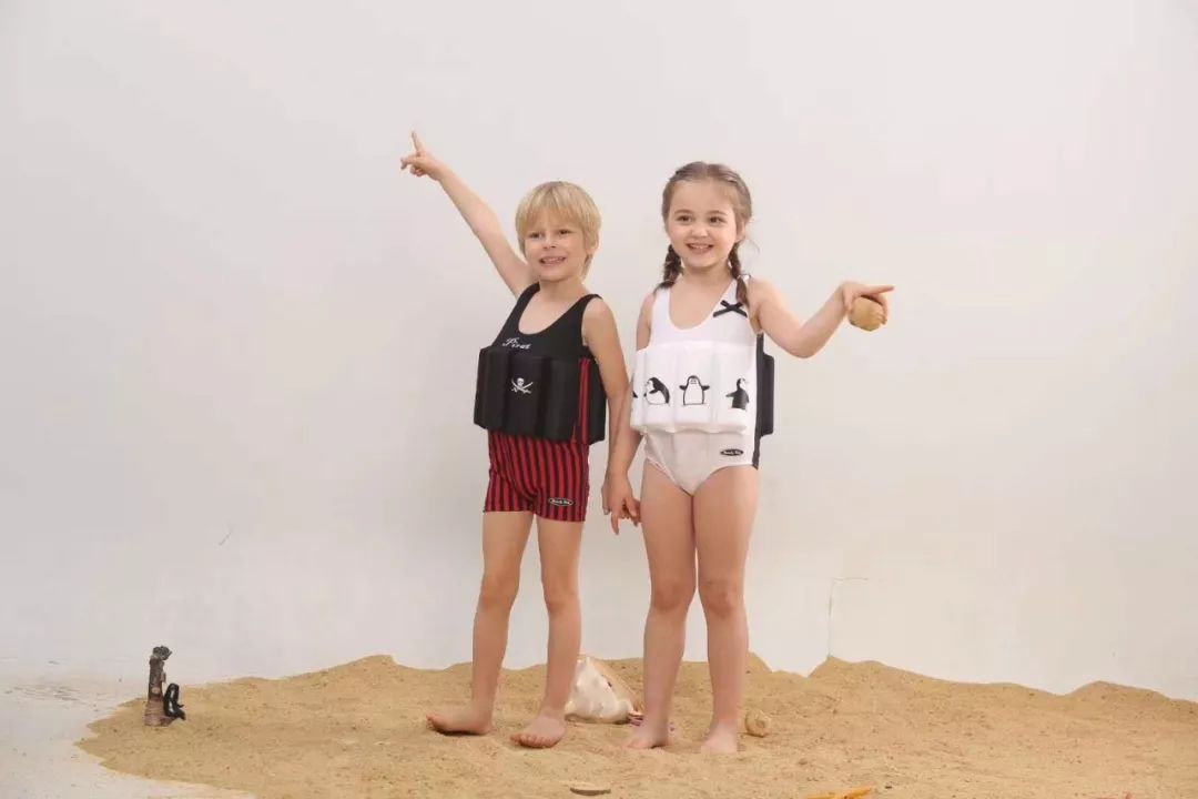 游泳儿童初学者应该准备哪种泳衣,初学游泳穿什么泳衣比较好儿童