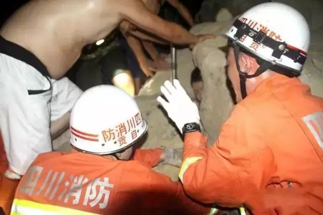 突发！男孩的头被卡在了跑步机里