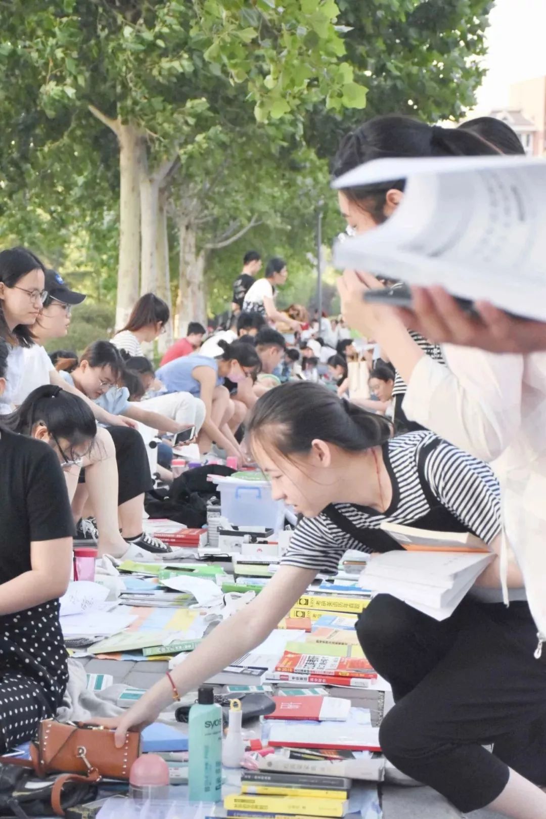 走过路过不要错过摆地摊视频,走过路过不要错过小商品商场