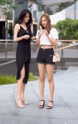 街拍搞笑迷惑行为,揭秘女生拍照的迷惑行为