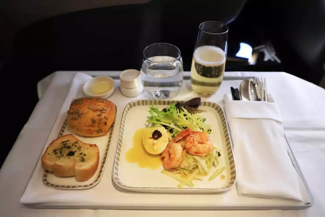 体验19个小时飞机,体验时间最长的航班