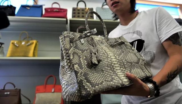 代购奢侈品假货违法么,带假货奢侈品过关被查到会怎么样