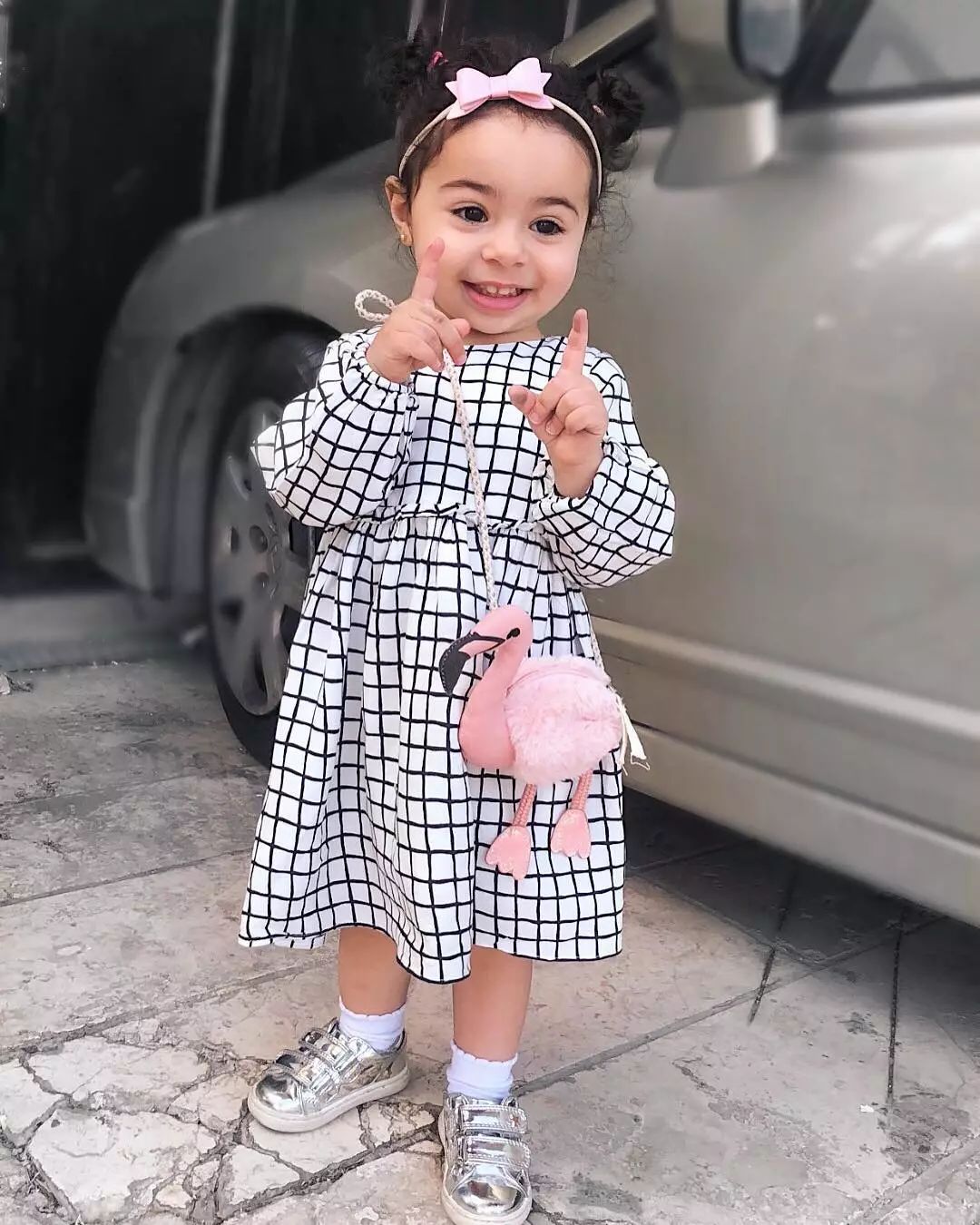 现在的成年人都怎么了,居然和小孩子抢包包