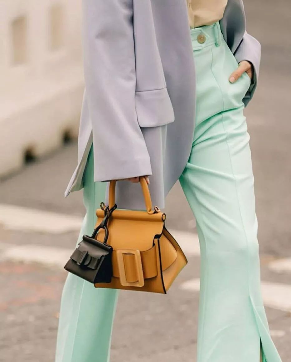 现在的成年人都怎么了,居然和小孩子抢包包