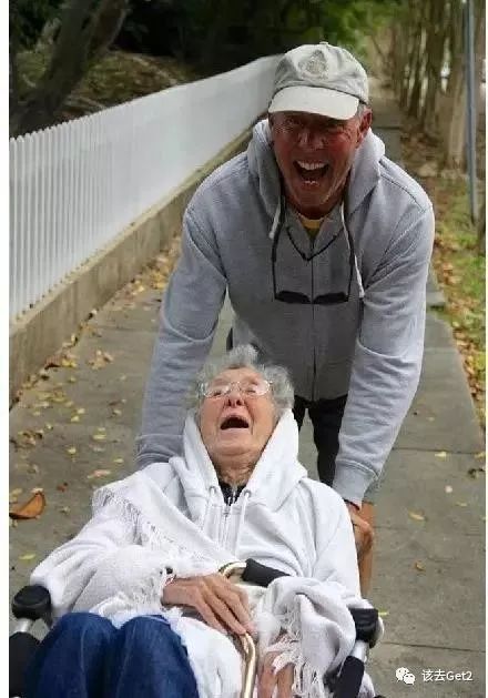 70岁老人带癌症去旅行,老人得癌症去各地旅游