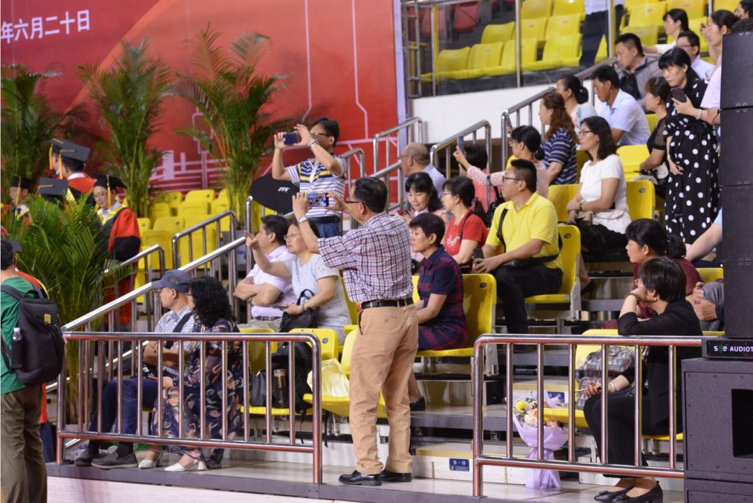 我们毕业了的感人事件,学生们毕业了感动哭了