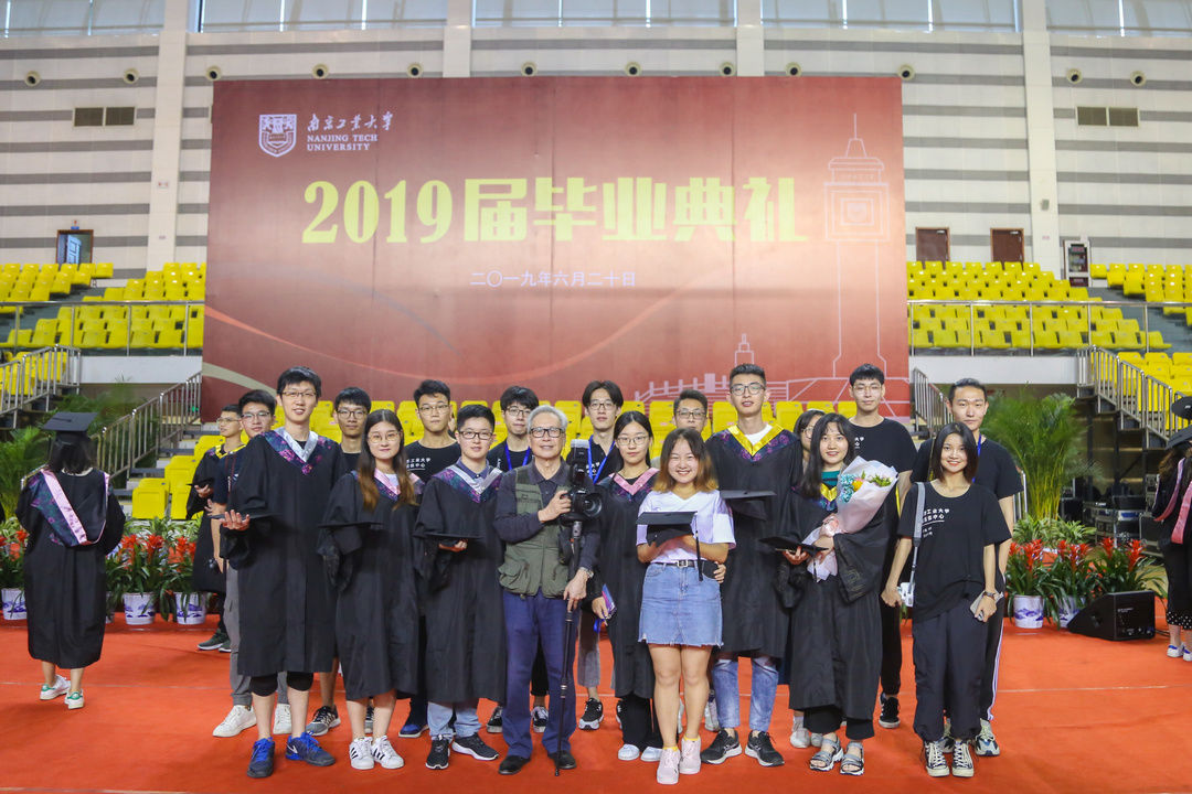 我们毕业了的感人事件,学生们毕业了感动哭了