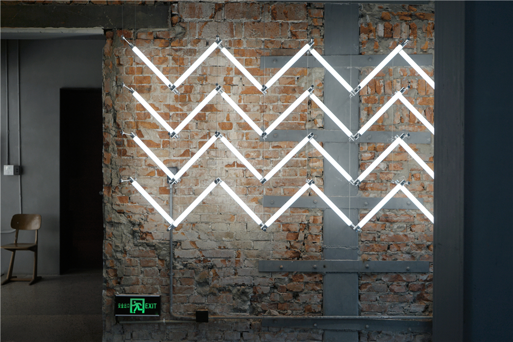 他从“马扎”中获得灵感，设计的灯具从米兰火到杭州……