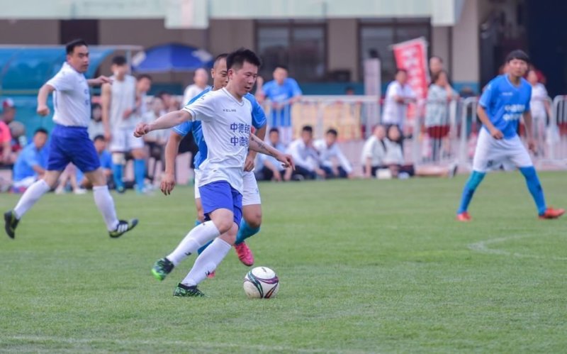 全力以赴的你,聚焦绿茵场