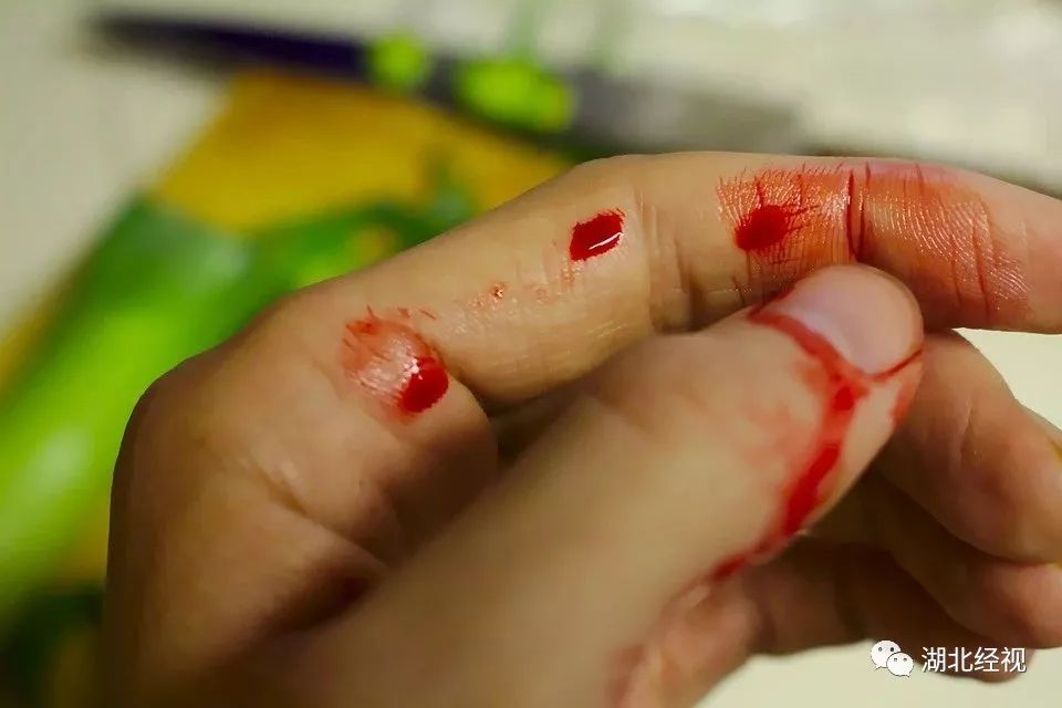 嫌楼上太吵男子持刀杀害邻居夫妇,嫌小孩吵持刀捅人