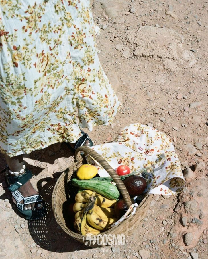 关晓彤穿绿丝绒裙大波浪,慵懒小黑裙关晓彤同款