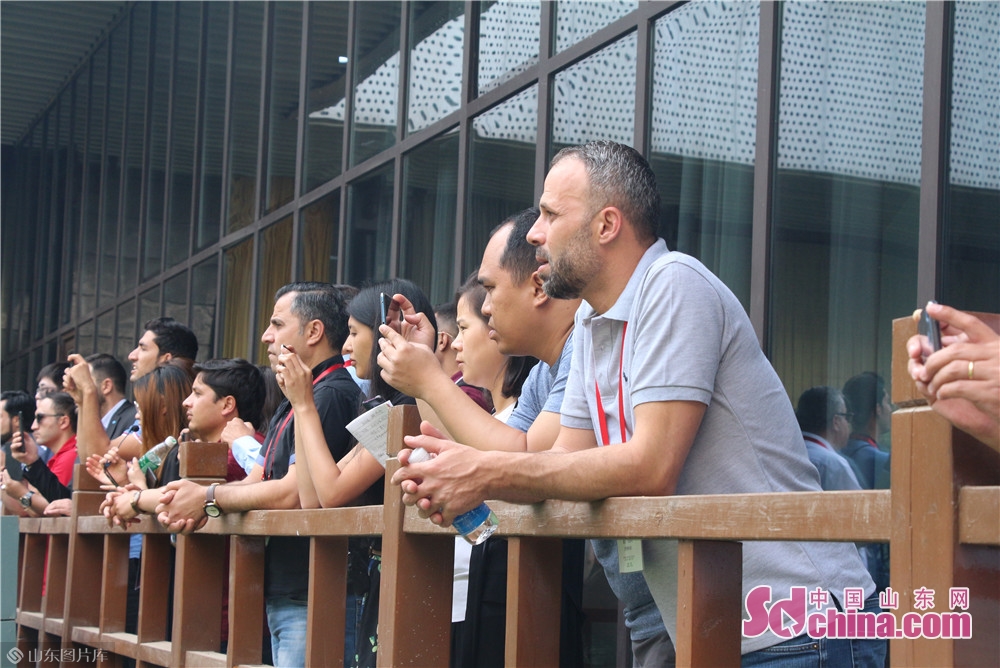 欧亚国家新闻官员与记者“穿越”古代玩转蹴鞠