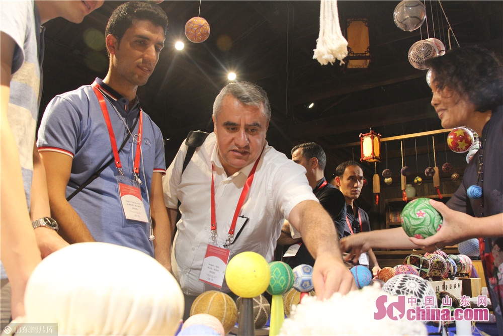 欧亚国家新闻官员与记者“穿越”古代玩转蹴鞠