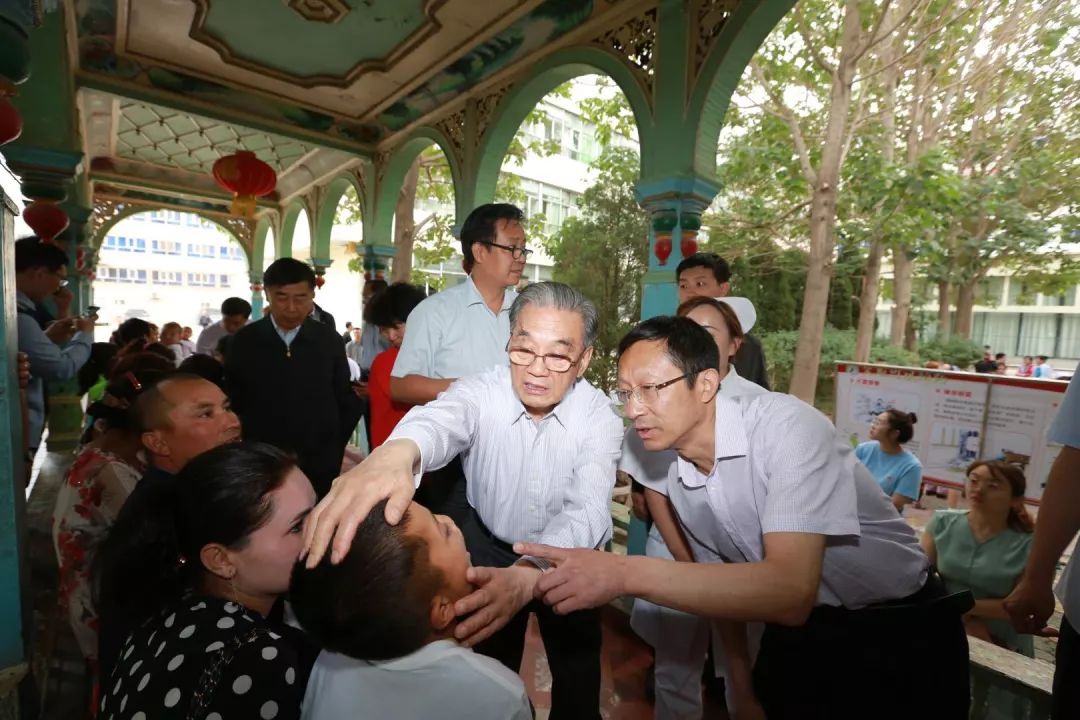 ta们这次*疆新**行，300个唇腭裂孩子微笑不再是奢望