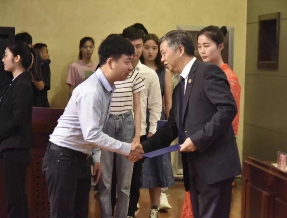 再见了我的大学央视纪录片,再见了我的大学诗朗诵