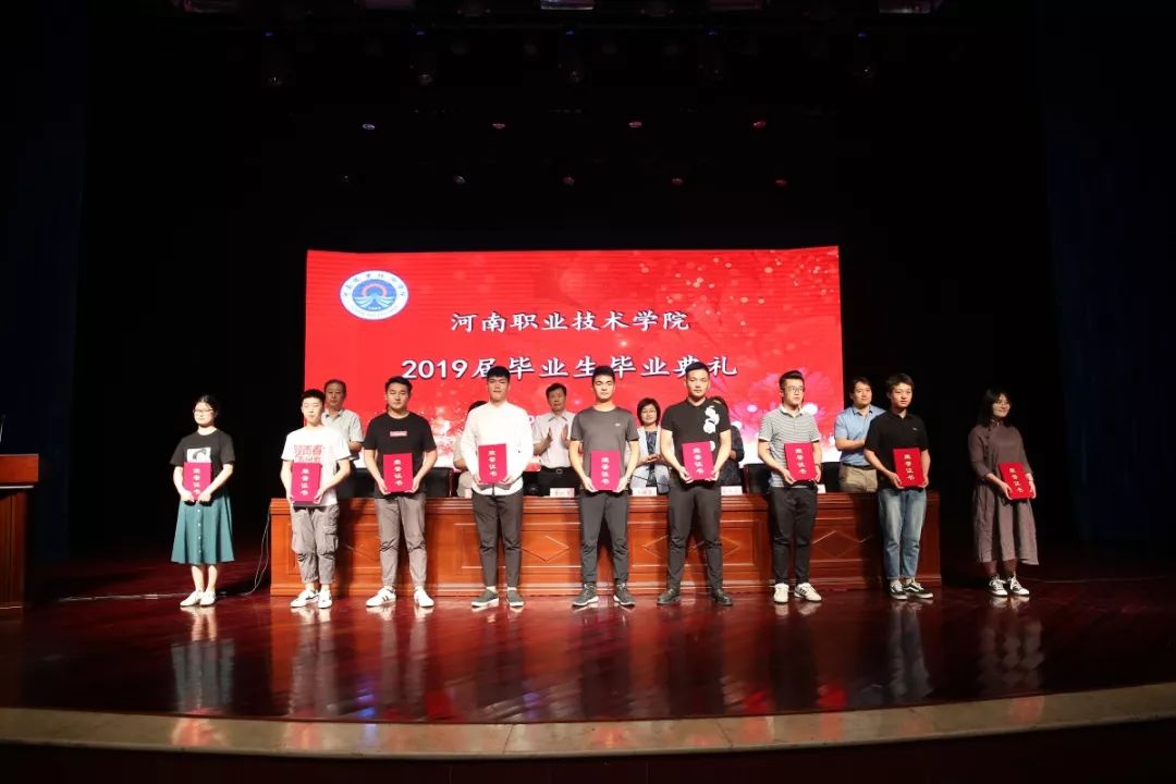 再见了我的大学央视纪录片,再见了我的大学诗朗诵