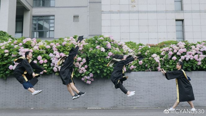 毕业照告别的是我们的青春,毕业照是我们永久的留念