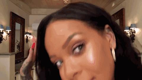 恭喜被乐坛“除名”的蕾哈娜，靠着“微商”喜提4亿