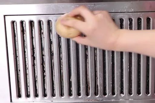 油烟机上放土豆的功效,油烟机放土豆正确方法