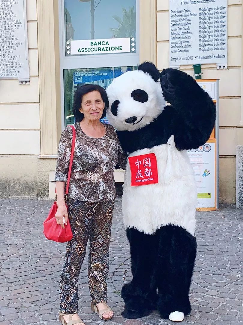 熊猫宝宝萌化外国人少女心,熊猫宝宝萌翻老外