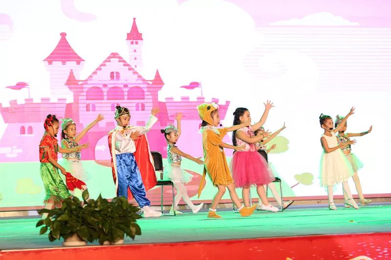 辉煌70载，娃娃送华章——我区举行喜迎建国七十周年消夏晚会