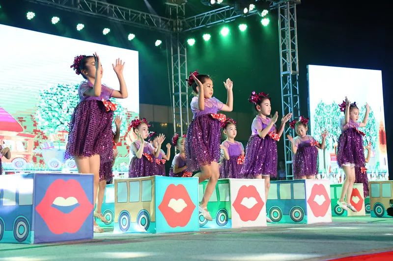 辉煌70载，娃娃送华章——我区举行喜迎建国七十周年消夏晚会