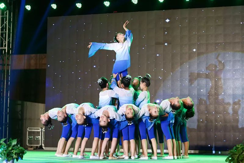 辉煌70载，娃娃送华章——我区举行喜迎建国七十周年消夏晚会