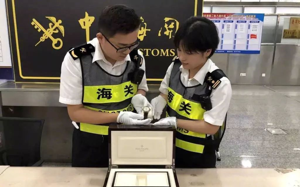 行李箱里的钱海关会拿吗,行李箱里面一箱钞票后续