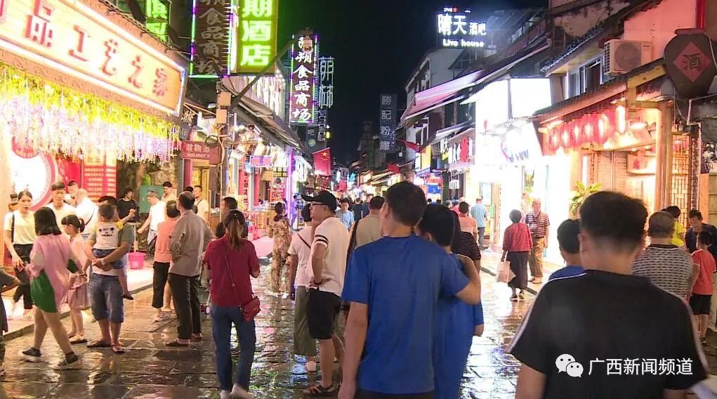 被洪水淹没的阳朔,暴雨过后的阳朔西街