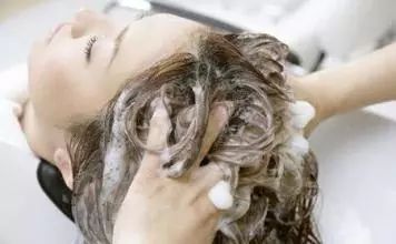 冬天头皮特别痒还有头皮屑,冬天洗头有头屑怎么办