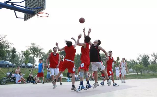 一名男子踢球猝死新闻,九江一男子运动后猝死