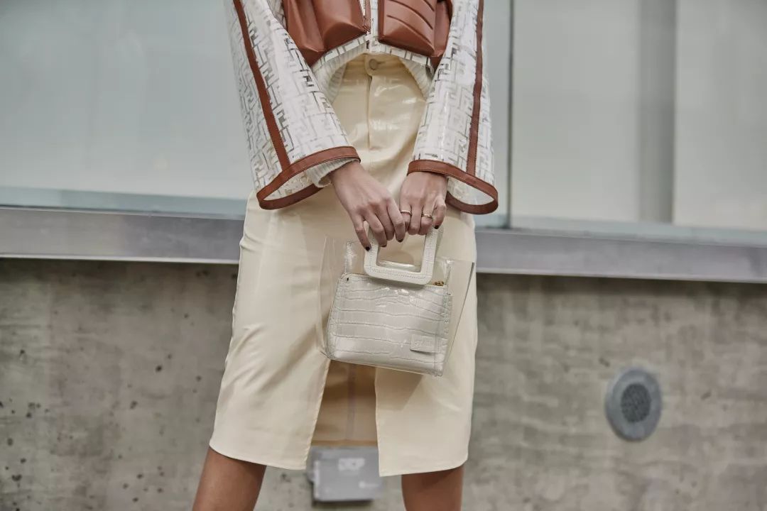 刘雯斜挎休闲包,今年流行的刘雯同款包