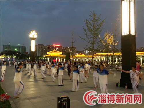 刚学的广场舞美美哒,一支欢快的广场舞美美哒